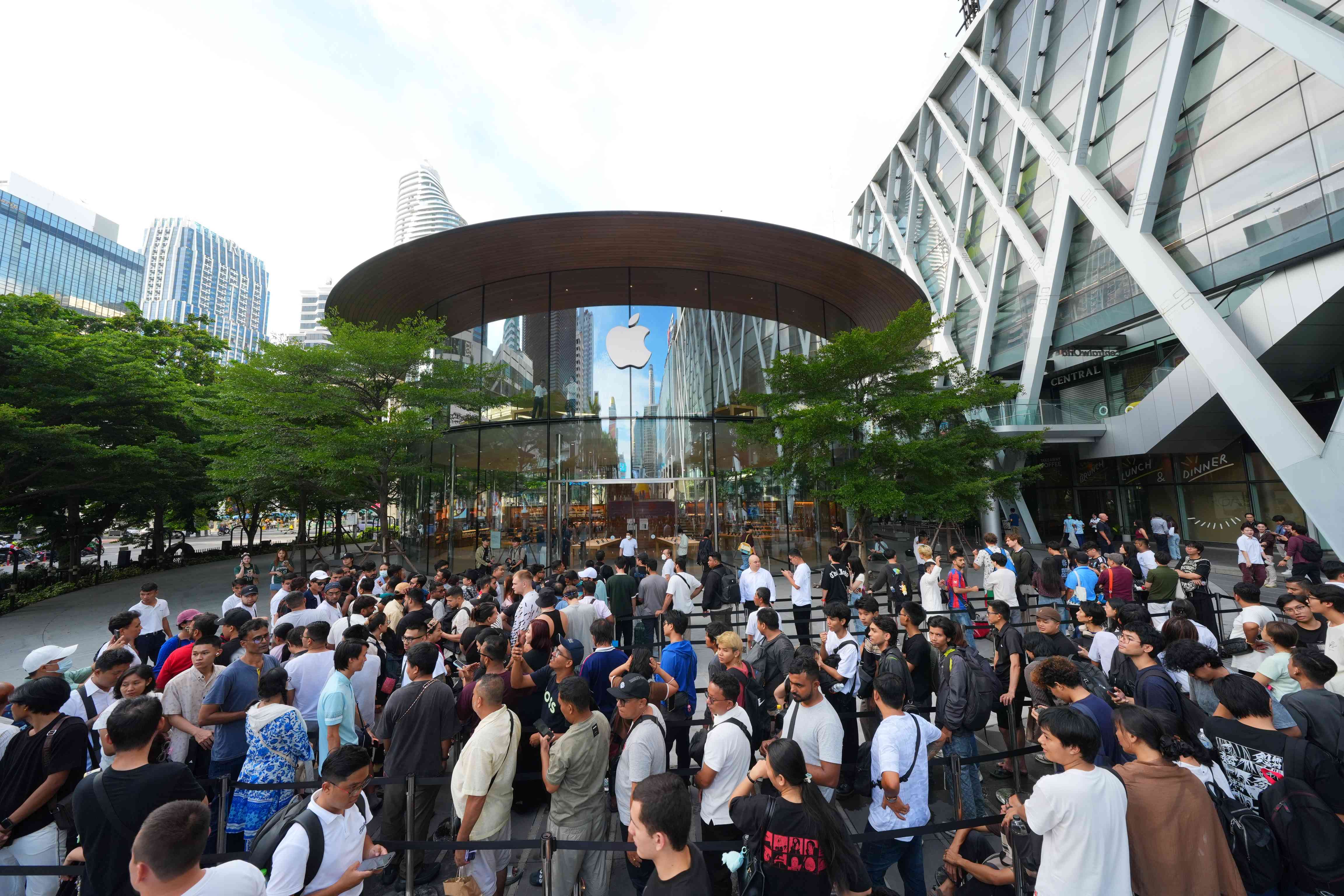 iPhone 18 Pro เปิดวันแรกสุดคึกคัก แห่ต่อคิว Apple Store centralwOrld ตั้งแต่ตี 2
